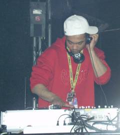 Shortk[u]t turntabling their way into the hearts of the audience