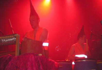 Les Poubelles/The Pubbles: height through hair and noise through garbage cans